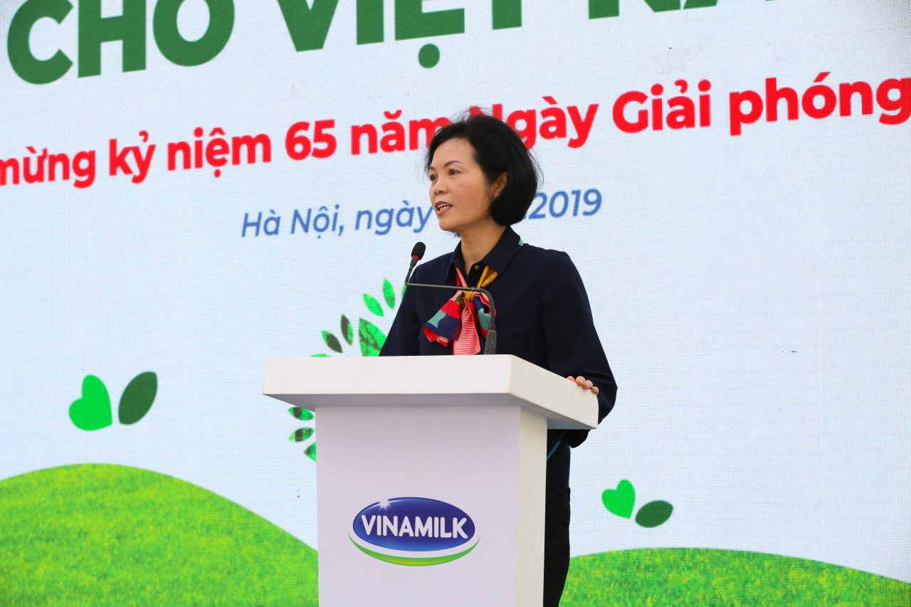 vinamilk-trong-61000-cay-xanh-va-trao-119000-ly-sua-cho-tre-em-ha-noi-nhan-dip-65-nam-ngay-giai-phong-thu-do
