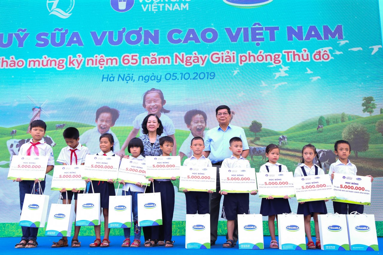 vinamilk-trong-61000-cay-xanh-va-trao-119000-ly-sua-cho-tre-em-ha-noi-nhan-dip-65-nam-ngay-giai-phong-thu-do