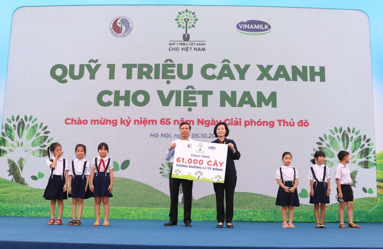 vinamilk-trong-61000-cay-xanh-va-trao-119000-ly-sua-cho-tre-em-ha-noi-nhan-dip-65-nam-ngay-giai-phong-thu-do