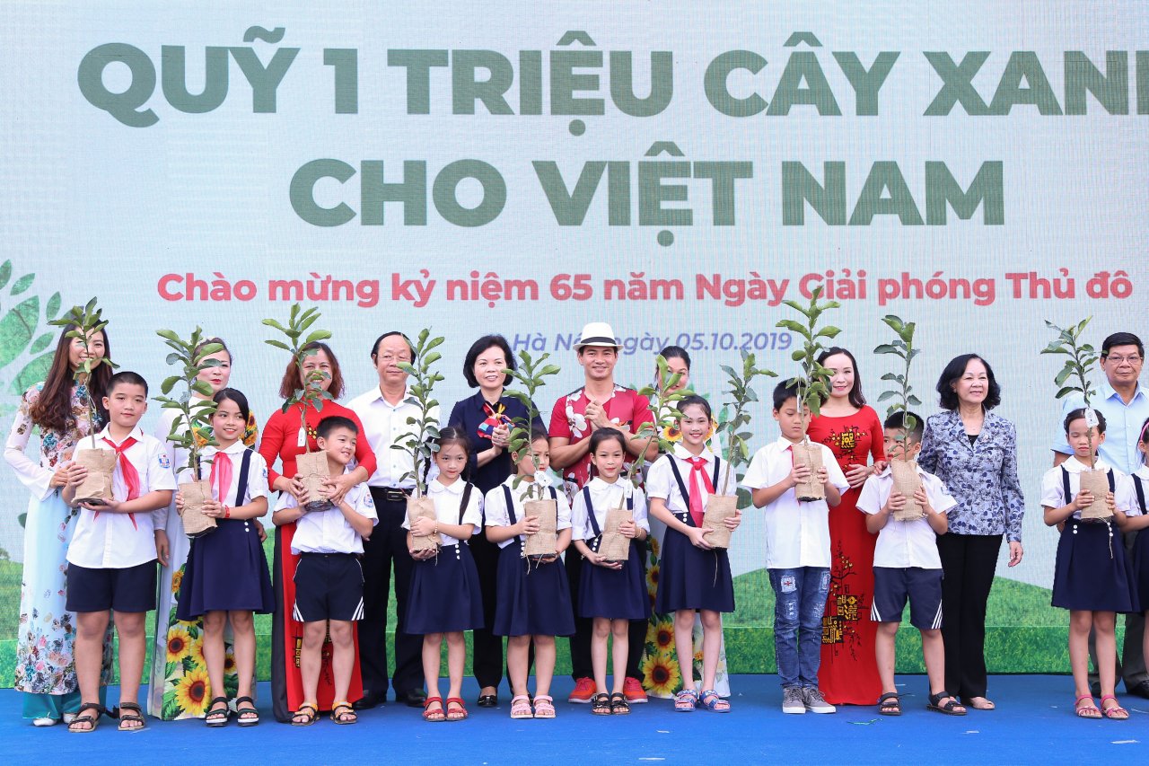 vinamilk-trong-61000-cay-xanh-va-trao-119000-ly-sua-cho-tre-em-ha-noi-nhan-dip-65-nam-ngay-giai-phong-thu-do