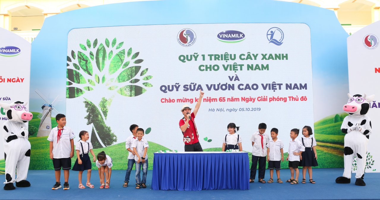 vinamilk-trong-61000-cay-xanh-va-trao-119000-ly-sua-cho-tre-em-ha-noi-nhan-dip-65-nam-ngay-giai-phong-thu-do