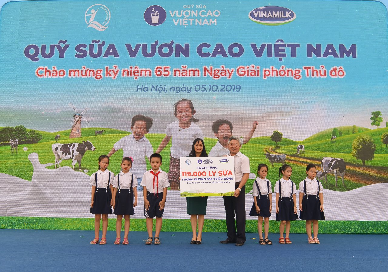 vinamilk-trong-61000-cay-xanh-va-trao-119000-ly-sua-cho-tre-em-ha-noi-nhan-dip-65-nam-ngay-giai-phong-thu-do