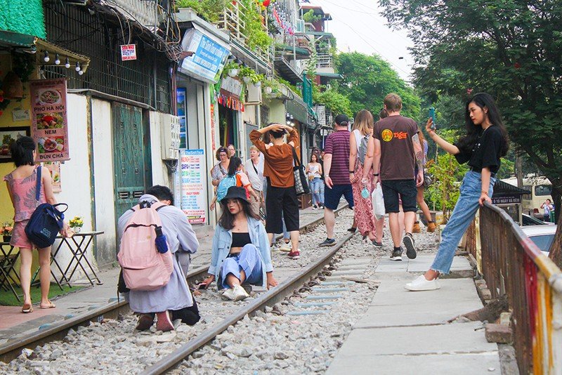 Du khách nước ngoài nói gì khi biết tin cà phê đường tàu bị 'xóa sổ'?