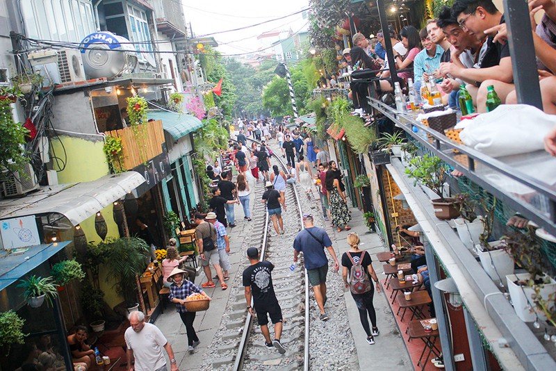 Du khách nước ngoài nói gì khi biết tin cà phê đường tàu bị 'xóa sổ'?