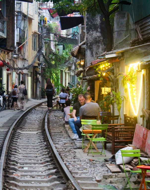 Du khách nước ngoài nói gì khi biết tin cà phê đường tàu bị 'xóa sổ'?