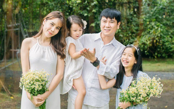 Cách đây ít ngày, Hồ Hoài Anh và Lưu Hương Giang còn tung bộ ảnh gia đình đẹp lung linh kỷ niệm 10 năm hạnh phúc khiến nhiều người ghen tỵ.