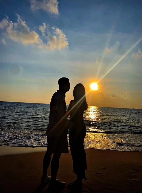 Cuối tháng 8, Hồ Hoài Anh thay đổi hình ảnh trên trang cá nhân bằng bức hình vợ chồng anh tình cảm ngắm hoàng hôn trên biển. Lưu Hương Giang từng chia sẻ cách đây không lâu, mỗi khi mệt mỏi với công việc bên ngoài, cô chỉ cần về nhà, nhìn thấy chồng, con và mẹ là mọi buồn bực tan biến hết.