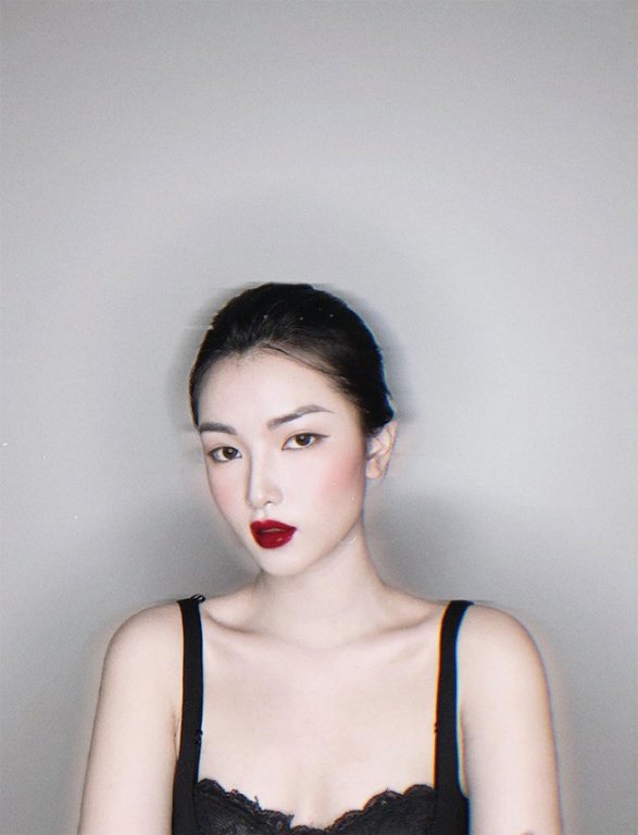 Cô nàng sở hữu gương mặt xinh đẹp cùng vóc dáng cân đối, được khen không kém gì các hot girl nổi tiếng của Việt Nam. Được biết, khi đội tuyển U23 Việt Nam gặp U23 Myanmar tại SVĐ Việt Trì, Phú Thọ, Khánh Linh có mặt cổ vũ bạn trai tin đồn.