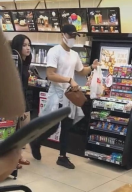 Mới đây, bức ảnh chụp thủ môn Bùi Tiến Dũng đi cùng một cô gái lạ vào cửa hàng tiện lợi được chia sẻ rầm rộ trên mạng xã hội. Dù đã bịt khẩu trang kín mít nhưng với vóc dáng nổi bật, chàng thủ môn 9x vẫn bị người hâm mộ nhận ra. Cô gái đi cùng Bùi Tiến Dũng được cho là bạn gái mới của anh.