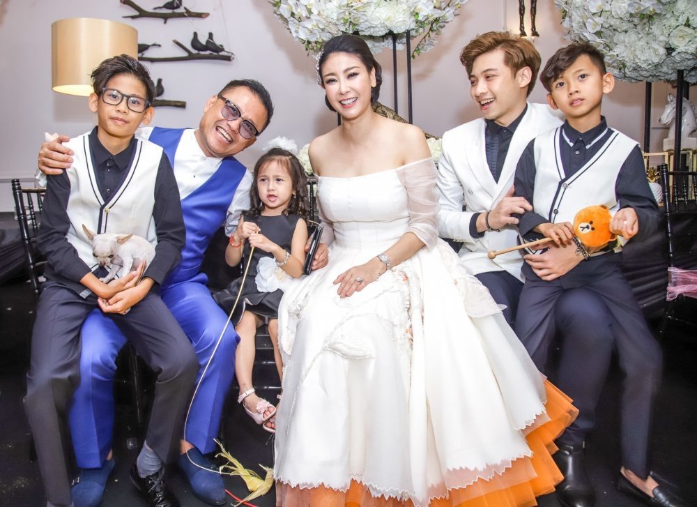 nhung-gia-dinh-dong-con-nhat-nhi-showbiz-viet-4.jpg