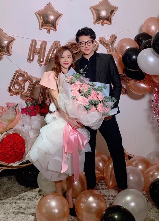 Midu mừng sinh nhật tuổi 30 bên bạn bè thân thiết, trong đó có Harry Lu. Nữ diễn viên chia sẻ: