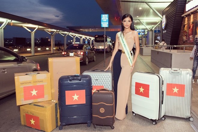 Á hậu Kiều Loan lên đường tới Venezuela để tham dự đấu trường sắc đẹp Miss Grand International 2019. Người đẹp mang theo hơn 40 bộ trang phục trong 7 kiện hành lý, tổng số ký là 150.