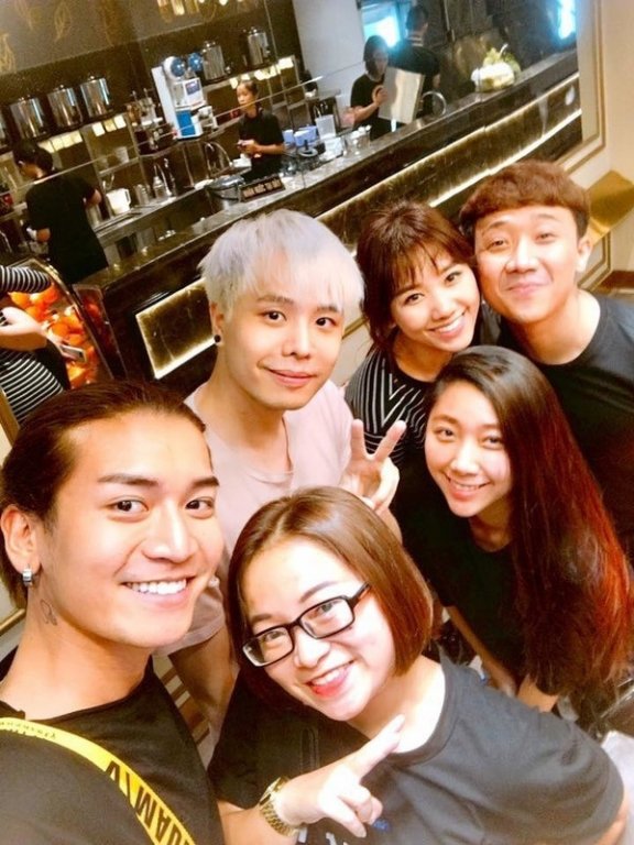 Nổi tiếng là người quan hệ rộng trong giới showbiz, Trấn Thành còn có hội bạn thân khác gồm Trịnh Thăng Bình, Hải Triều, BB Trần, Ngô Kiến Huy... 