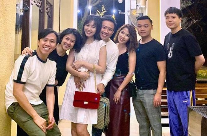 Trong đó, Anh Đức có thời gian gắn bó với Trấn Thành lâu nhất. Cả hai đã là bạn của nhau từ khi ngồi trên ghế nhà trường. Đặc biệt, trong nhiều gameshow, Trấn Thành thường đặt câu hỏi để 