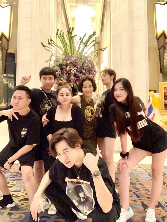 Vợ chồng Trấn Thành thường đi ăn uống và tụ tập cùng nhóm bạn thân. Trong đó, Anh Đức và Lê Giang là 2 gương mặt quen thuộc nhất. Cả nhóm thường mặc trang phục ton sur ton khiến người hâm mộ thích thú.