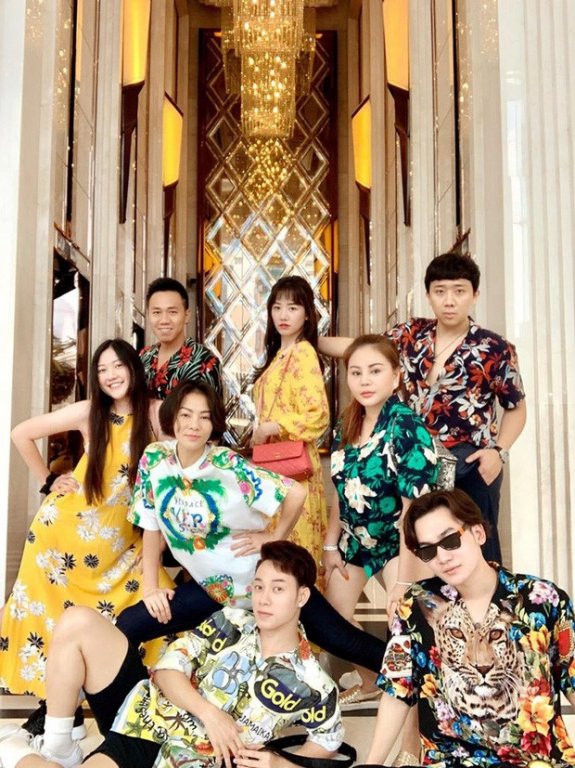 Trên mạng xã hội, Trấn Thành chia sẻ loạt ảnh của vợ chồng anh và bạn bè thân thiết trong chuyến du lịch Thái Lan gây chú ý. Điều khiến người hâm mộ bất ngờ bởi nhóm bạn thân của nam MC đình đám gồm toàn những gương mặt nổi tiếng như Thu Minh, Lê Giang, Anh Đức, Trúc Nhân, Ali Hoàng Dương.