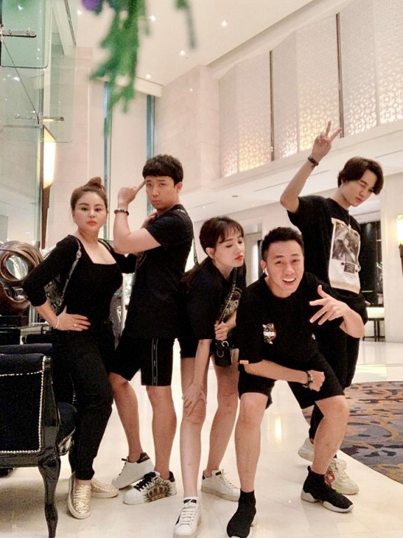 MC Trấn Thành chia sẻ nhiều khoảnh khắc vui vẻ bên nhóm bạn thân trong chuyến du lịch Thái Lan trên trang cá nhân.