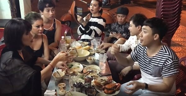 Không khó để bắt gặp những khoảnh khắc vui vẻ, tụ tập của Trấn Thành cùng bạn bè thân thiết. Trong đó, Anh Đức có thời gian gắn bó với Trấn Thành lâu nhất. Cả hai đã là bạn của nhau từ khi ngồi trên ghế nhà trường. Đặc biệt, trong nhiều gameshow, Trấn Thành thường đặt câu hỏi để 