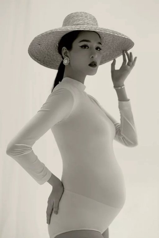 Một nguồn tin cho biết Á hậu Việt Nam 2012 Hoàng Anh đang mang bầu lần hai ở tháng thứ 7, là một bé trai. Dự kiến, cậu bé sẽ chào đời vào dịp Giáng sinh.