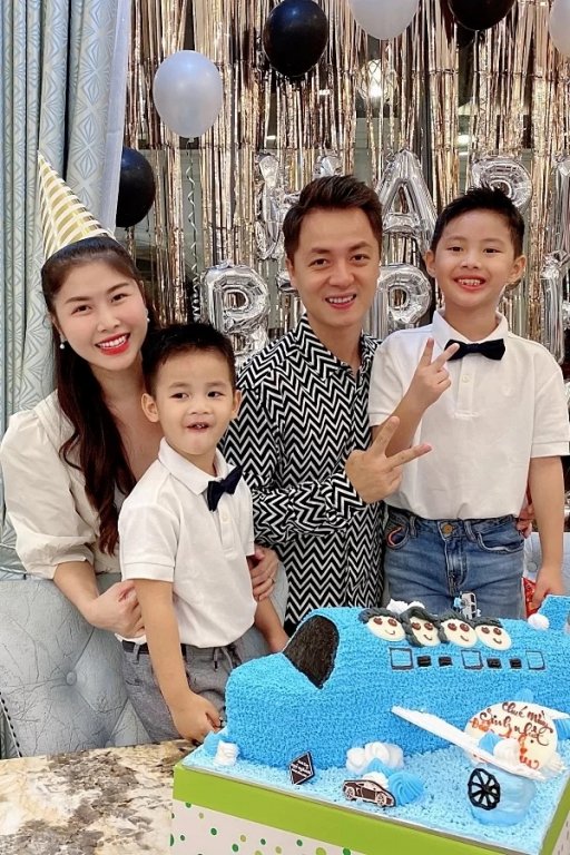 Vợ chồng Đăng Khôi - Thủy Anh tự tay trang trí và tổ chức tiệc sinh nhật 4 tuổi cho con trai Đăng Anh tại ngôi biệt thự mới. Gia đình hạnh phúc của nam ca sĩ khiến nhiều người ngưỡng mộ. 