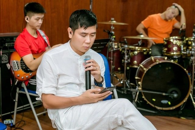 Hồ Hoài Anh xuất hiện ủ rũ, tay vẫn đeo nhẫn cưới sau ồn ào ly hôn Lưu Hương Giang.