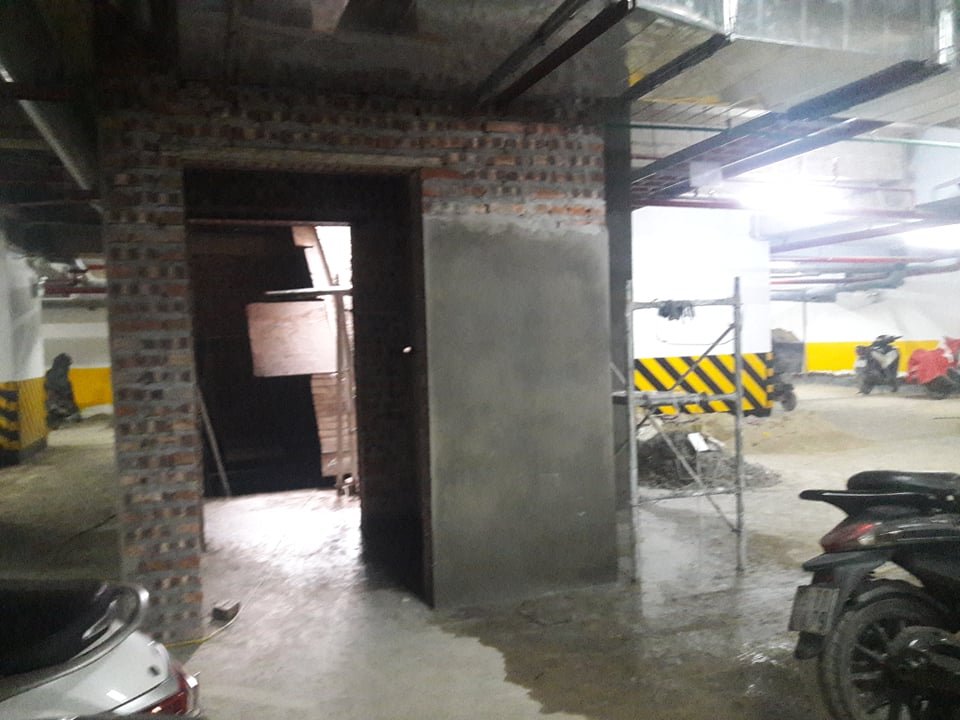 Bên trong hầm Lâm Viên Complex còn ngổn ngang xây dựng. (Ảnh: Nguyễn Nam).