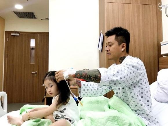 Tuấn Hưng nhập viện điều trị viêm xoang. Nam ca sĩ tiết lộ bên cạnh việc rửa mũi thì phải tuân thủ chế độ ăn uống nghiêm ngặt.