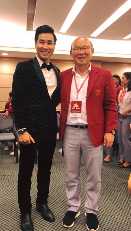MC Nguyên Khang đăng ảnh bên HLV Park Hang Seo cổ vũ đội tuyển Việt Nam trong trận đấu vòng loại World Cup tối nay với ĐT Malaysia. 