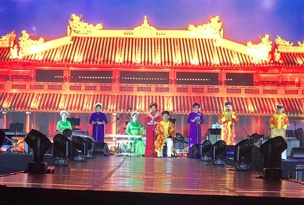 can-bo-bi-to-tranh-suat-nghe-si-di-nuoc-ngoai-ubnd-tp-hue-len-tieng