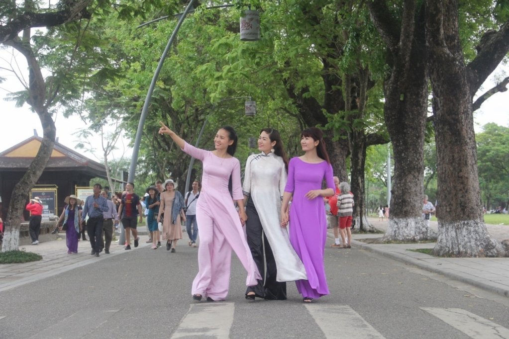 mien-100-gia-ve-cho-phu-nu-mac-ao-dai-truyen-thong-khi-tham-quan-di-tich-hue