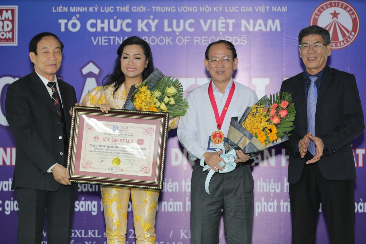 cuon-sach-he-lo-bi-mat-cac-san-pham-tu-nghien-cuu-suot-300-thang-cua-tan-hiep-phat