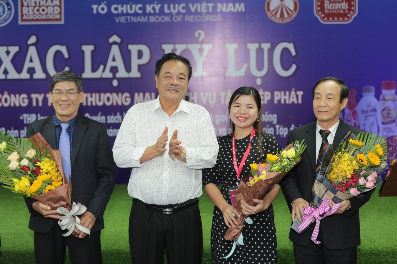 cuon-sach-he-lo-bi-mat-cac-san-pham-tu-nghien-cuu-suot-300-thang-cua-tan-hiep-phat