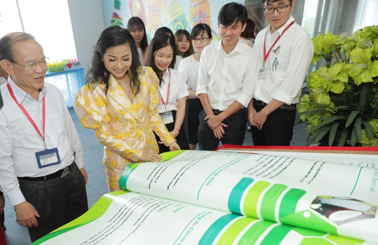 cuon-sach-he-lo-bi-mat-cac-san-pham-tu-nghien-cuu-suot-300-thang-cua-tan-hiep-phat