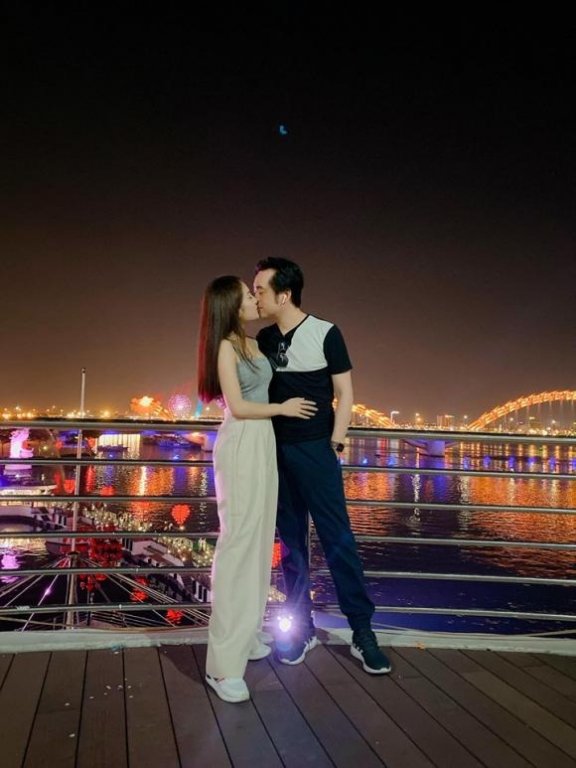 Dương Khắc Linh và bà xã hôn môi tình cảm khiến cộng đồng mạng phát ghen. 