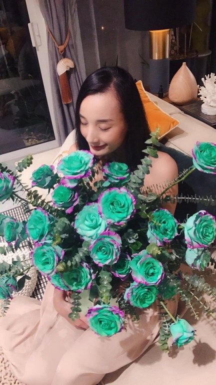 Lê Thúy khoe món quà đặc biệt được ông xã Đỗ An tặng lúc nửa đêm.