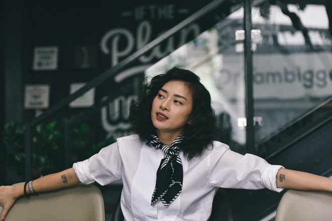 Nhà thiết kế Sỹ Hoàng: 'Đừng ném đá ca sĩ Mỹ mặc áo dài không quần'