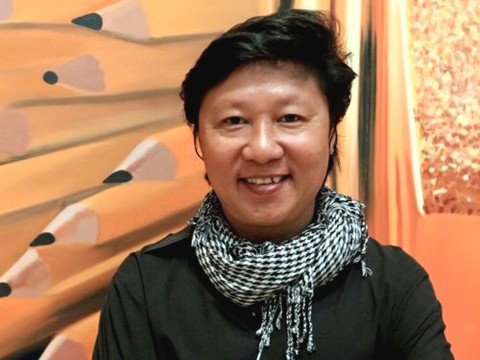 Nhà thiết kế Sỹ Hoàng: 'Đừng ném đá ca sĩ Mỹ mặc áo dài không quần'