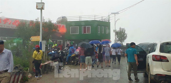 Du khách chen chân 'check in' ở Panorama Mã Pì Lèng giữa ồn ào sai phạm