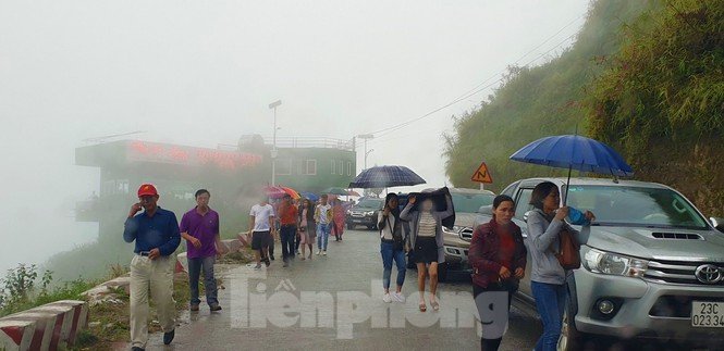 Du khách chen chân 'check in' ở Panorama Mã Pì Lèng giữa ồn ào sai phạm