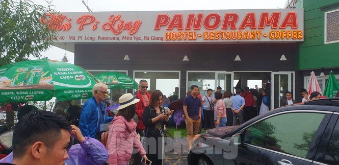 Du khách chen chân 'check in' ở Panorama Mã Pì Lèng giữa ồn ào sai phạm