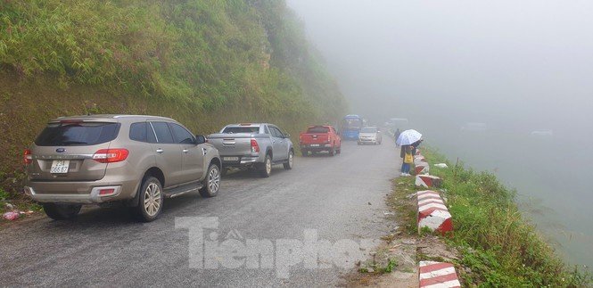 Du khách chen chân 'check in' ở Panorama Mã Pì Lèng giữa ồn ào sai phạm