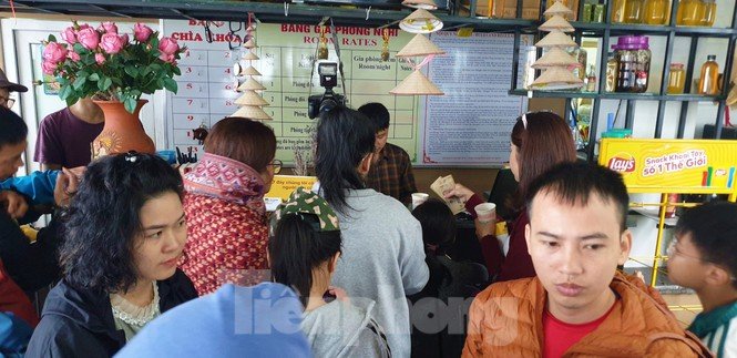 Du khách chen chân 'check in' ở Panorama Mã Pì Lèng giữa ồn ào sai phạm