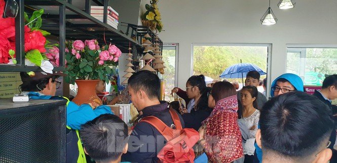 Du khách chen chân 'check in' ở Panorama Mã Pì Lèng giữa ồn ào sai phạm