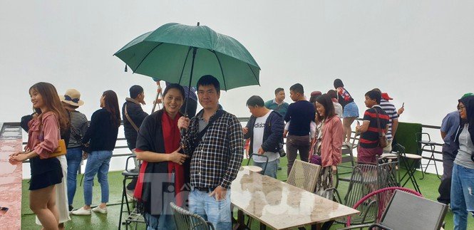 Du khách chen chân 'check in' ở Panorama Mã Pì Lèng giữa ồn ào sai phạm