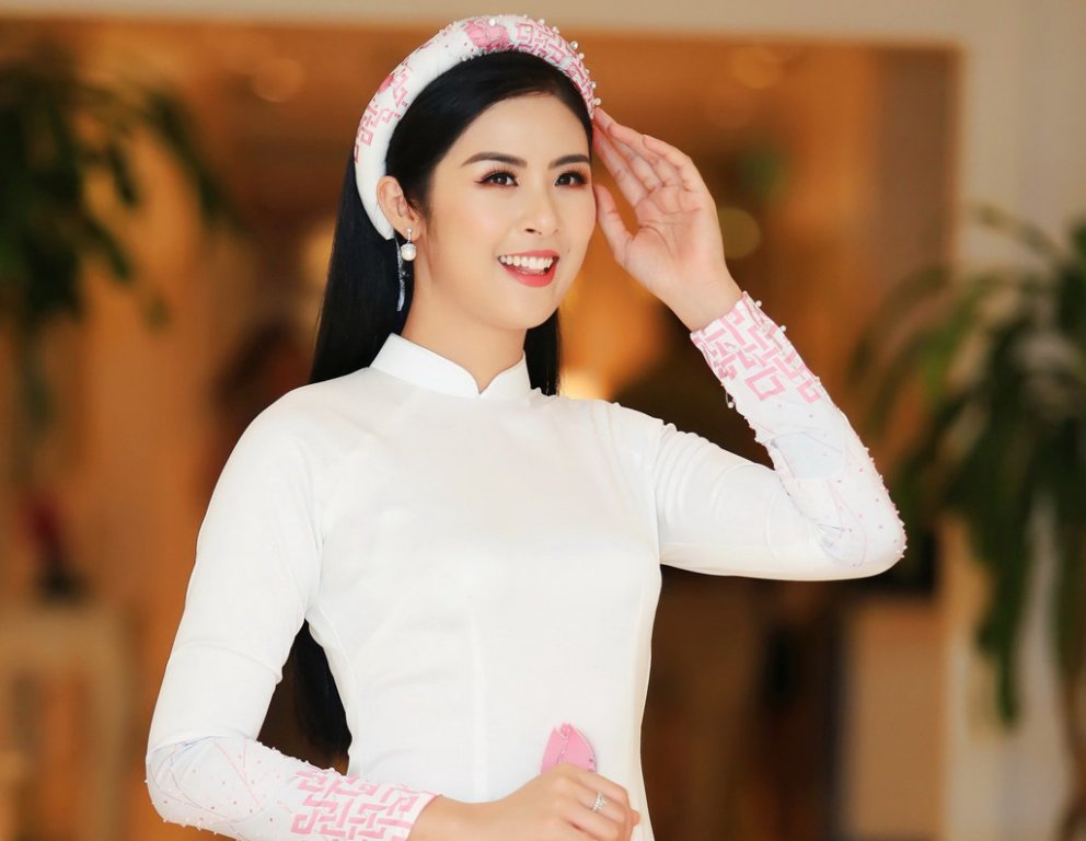 Vì sao ca sĩ Mỹ mặc áo dài không quần bị phản ứng dữ dội?