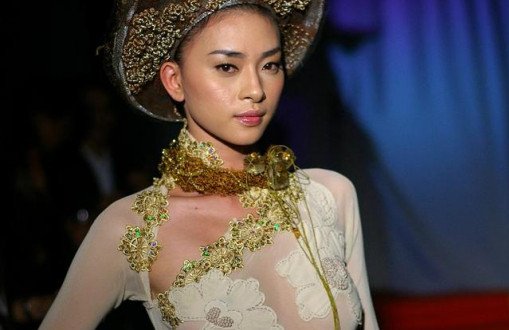 ngo-thanh-van-tung-mac-ao-dai-khong-noi-y-truoc-khi-chi-trich-nu-ca-si-my