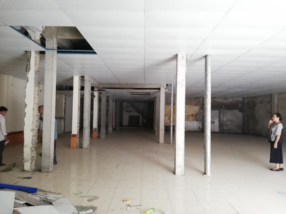 Phía bên trong ngôi nhà bị tang hoang sau khi MediaMart bỏ đi.