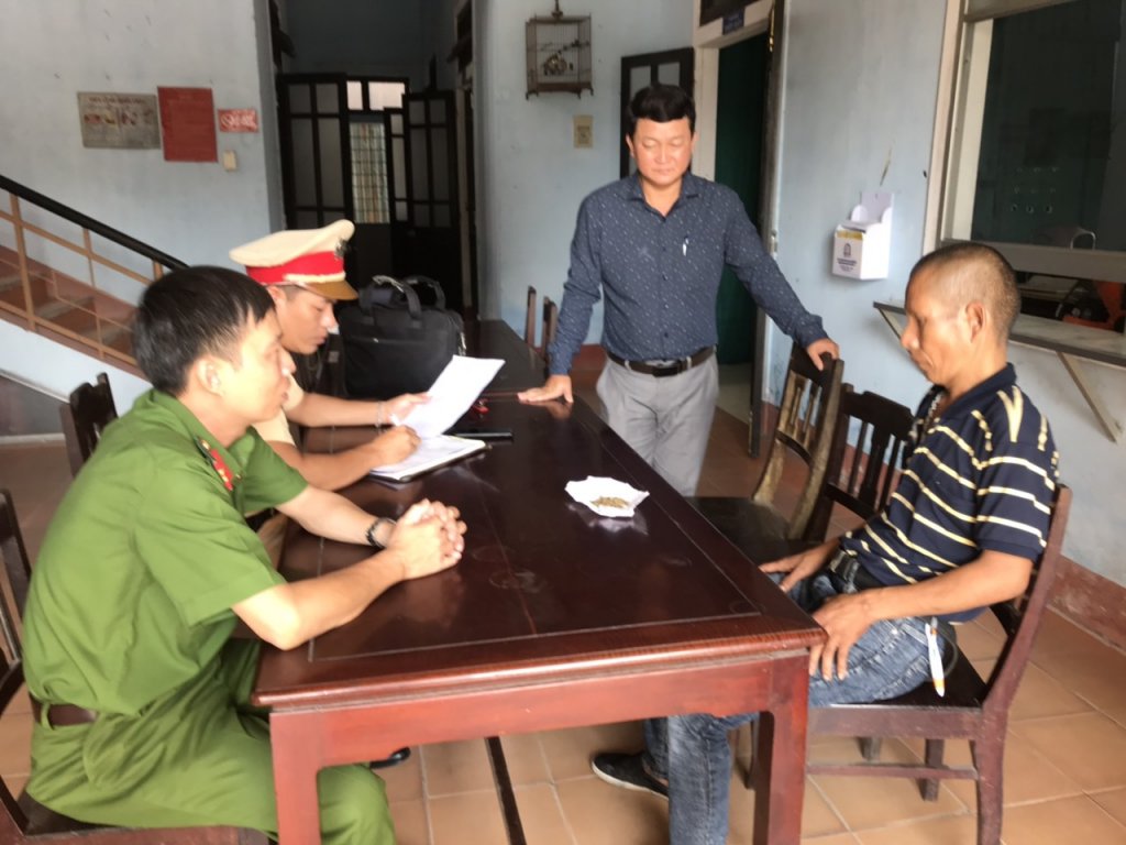 xu-phat-nguoi-dan-ong-dung-hai-chan-len-yen-xe-may-roi-lam-xiec-tren-duong-pho-hue