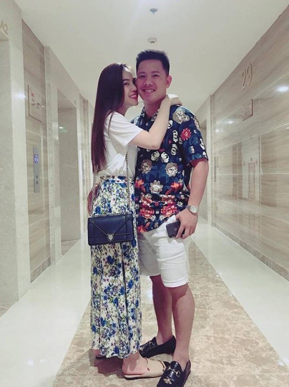 Giang Hồng Ngọc thông báo sẽ tổ chức hôn lễ vào tháng 11 tới với ông xã Xuân Văn sau một năm sinh con tại Mỹ. Chồng nữ ca sĩ năm nay 38 tuổi, là một công chức bình thường và có kinh doanh nhỏ. 