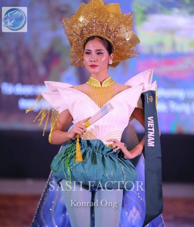 Hoàng Hạnh giành huy chương đồng khu vực châu Á - Thái Bình Dương tại phần thi trang phục dân tộc ở Miss Earth 2019. Quốc phục được người đẹp mang tới cuộc thi có tên Liên chiến hoa, do Nguyễn Minh Tuấn thiết kế, được đính 5.000 viên pha lê.
